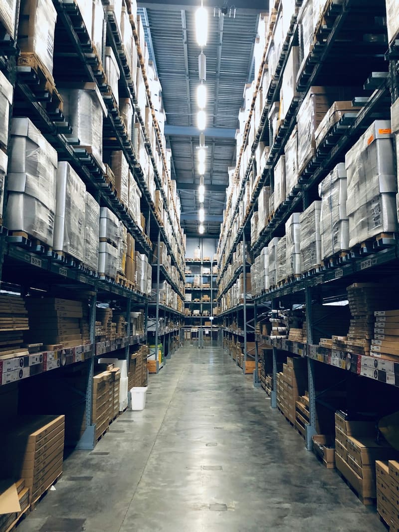 Pasillo de inventario para fulfillment e-commerce en almacén
